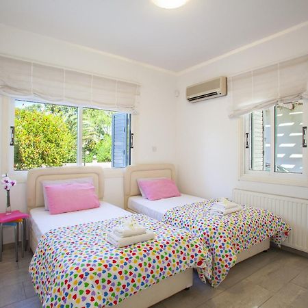 Meneou Beachfront Villa Sunset Перволия Экстерьер фото