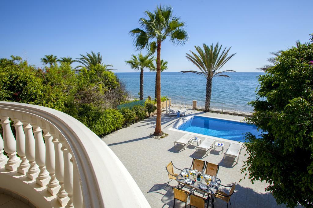 Meneou Beachfront Villa Sunset Перволия Номер фото