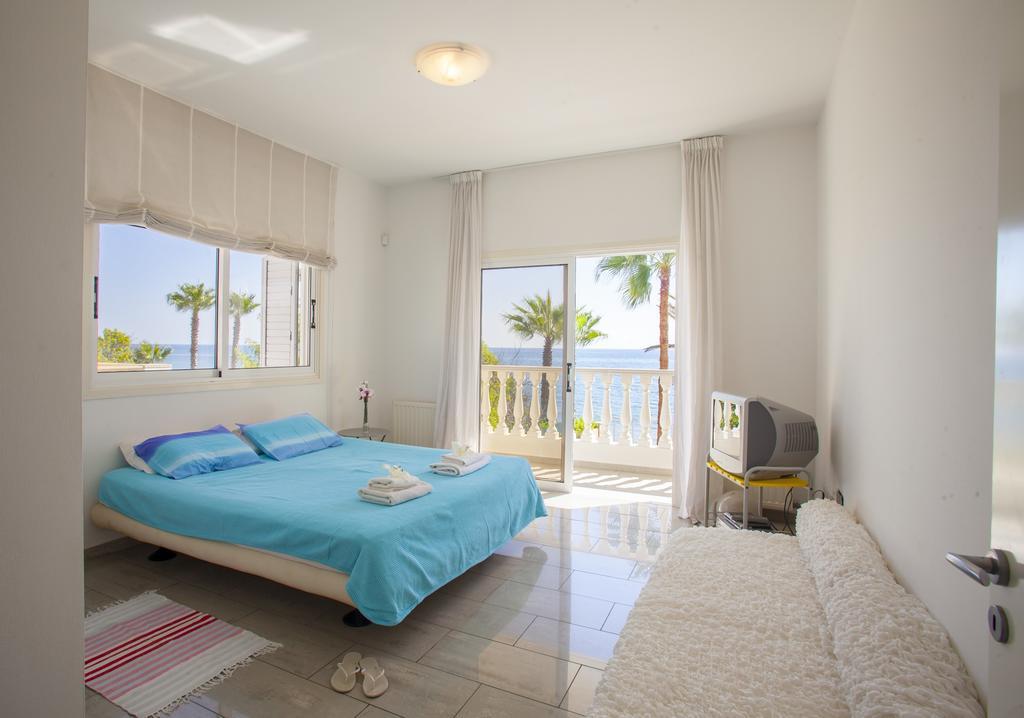 Meneou Beachfront Villa Sunset Перволия Номер фото