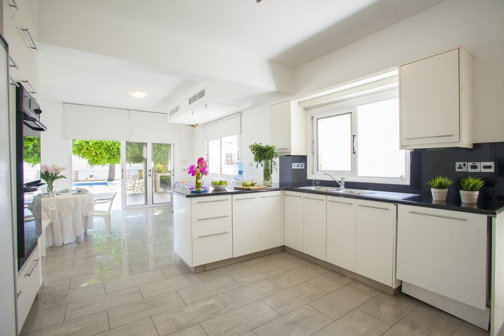 Meneou Beachfront Villa Sunset Перволия Номер фото
