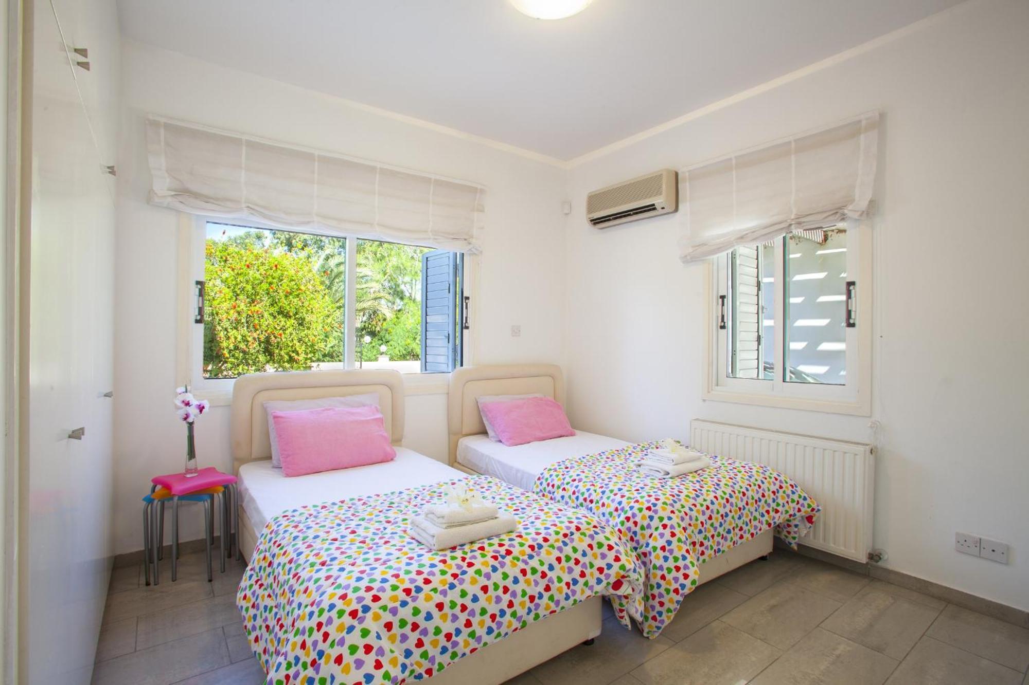Meneou Beachfront Villa Sunset Перволия Экстерьер фото