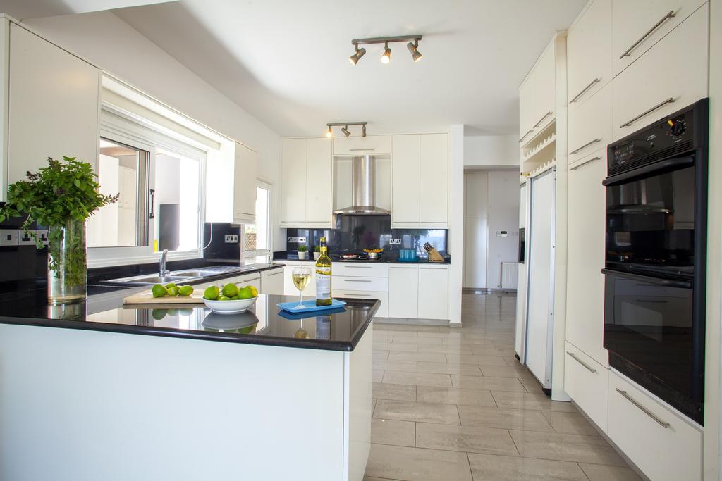 Meneou Beachfront Villa Sunset Перволия Номер фото