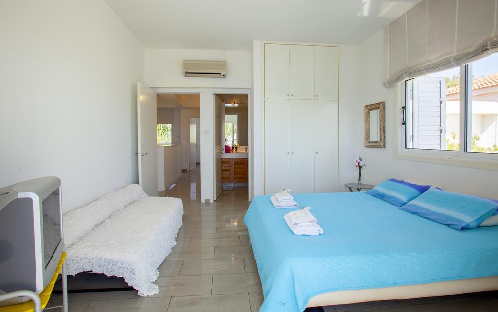 Meneou Beachfront Villa Sunset Перволия Номер фото
