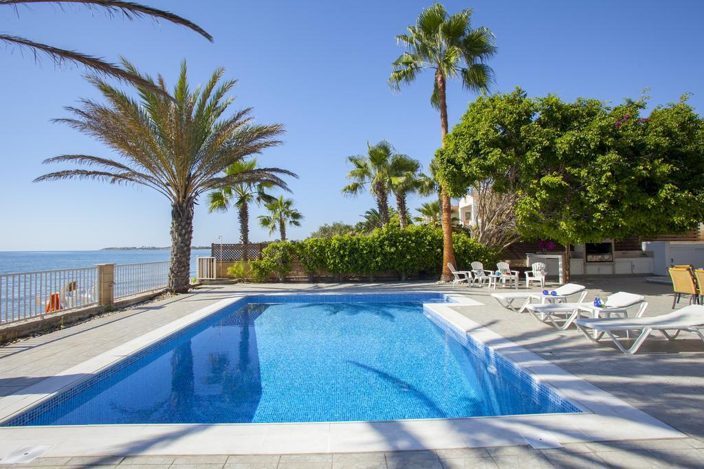 Meneou Beachfront Villa Sunset Перволия Номер фото