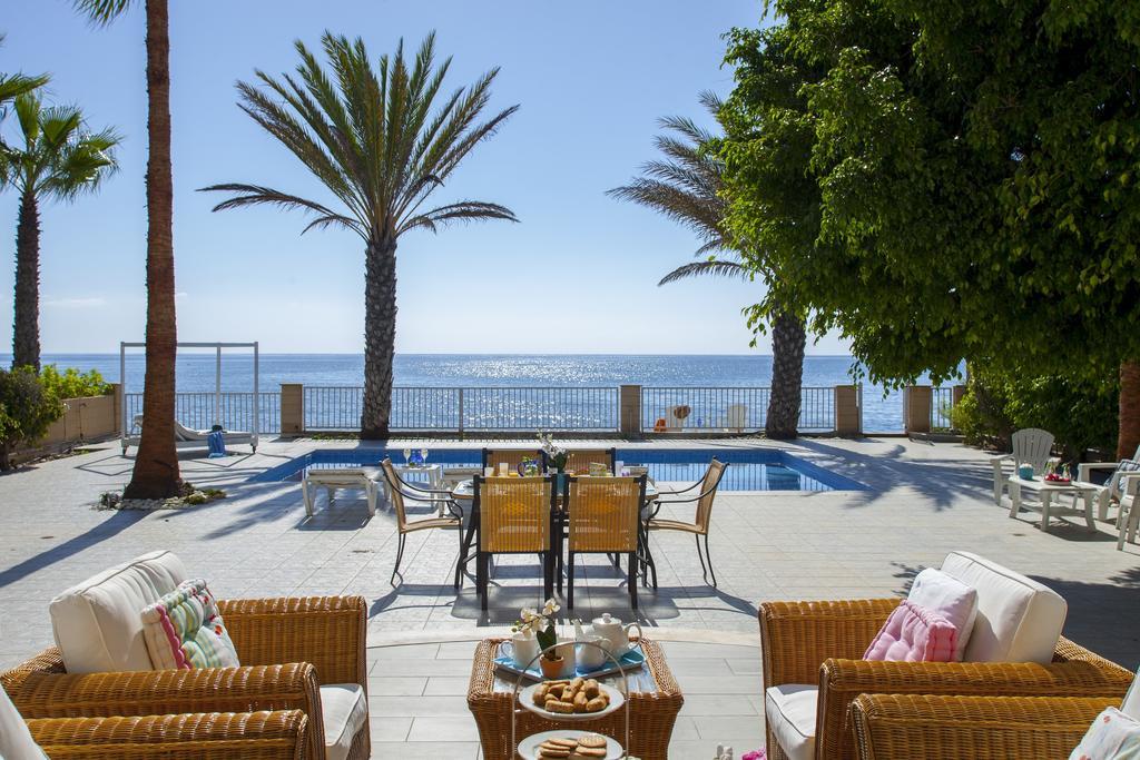 Meneou Beachfront Villa Sunset Перволия Номер фото