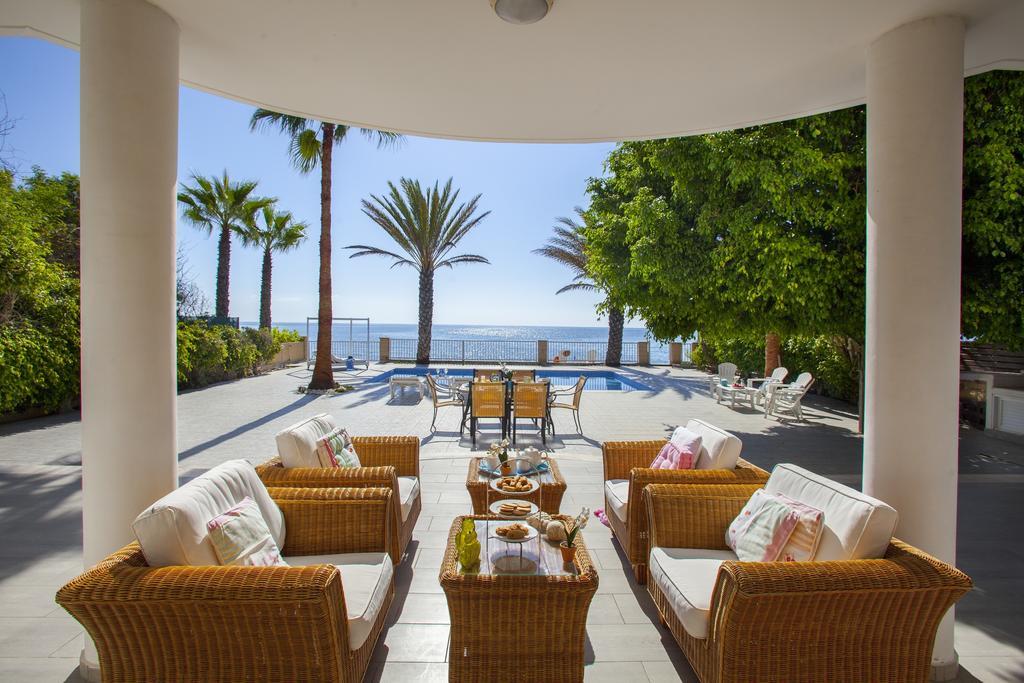 Meneou Beachfront Villa Sunset Перволия Номер фото